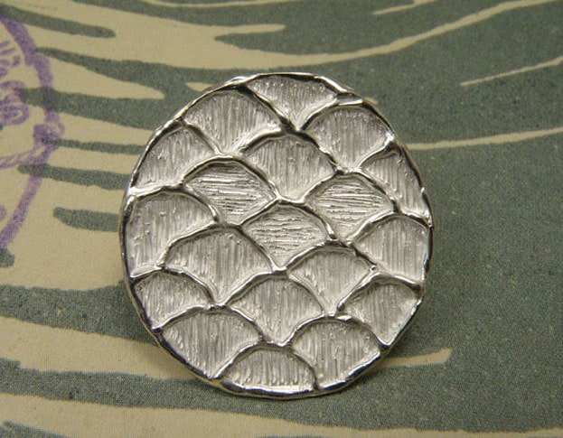 Zilveren wasstructuur speld met Japans golf patroon. Silver wax structure pin with Japanese wave pattern. Oogst goudsmeden Amsterdam.