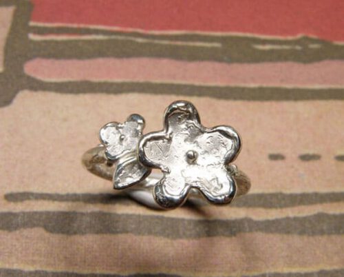 Zilveren ring In Bloei, takje met bloemen. Silver ring In Bloom, twig with flowers Uit het Oogst goudsmid atelier. Made in the Oogst goldsmith studio.