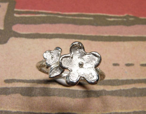 Zilveren ring In Bloei, takje met bloemen. Silver ring In Bloom, twig with flowers Uit het Oogst goudsmid atelier. Made in the Oogst goldsmith studio.