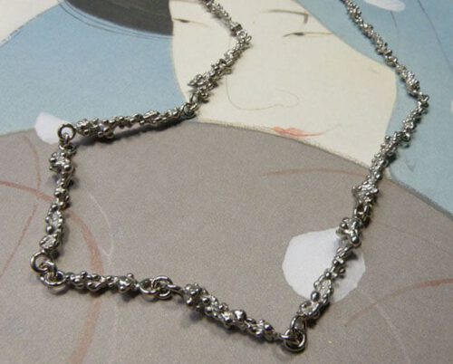 Witgouden Bessen collier. White gold Berries necklace. Uit het Oogst goudsmid atelier. Made in the Oogst goldsmith studio.