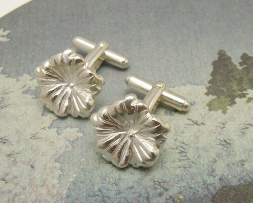 Silver cufflinks with flowers. Made at the Oogst goldsmith studio in Amsterdam