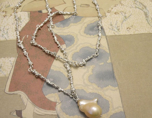 Zilveren besjes schakels met zachtroze nucleus parel. Silver berries necklace with soft pink nucleus pearl. Uit het Oogst atelier Amsterdam.