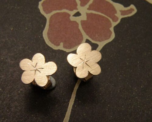 Roodgouden kersenbloesem oorstekers. Rose golden cherryblossom earstuds. Oogst goudsmeden Amsterdam.