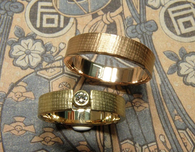 Textured Wedding rings Linen. Yellow gold ring with diamond. White gold ring. Oogst goldsmith Amsterdam.