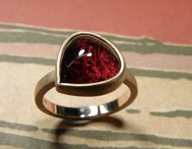 roodgouden ring met druppelvormige donkerroze toermalijn. Rose golden ring with dropshape dark pink tourmaline. Oogst goudsmeden Amsterdam.