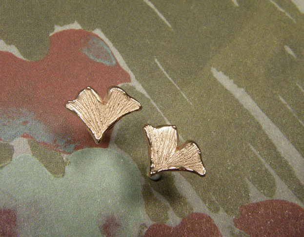 Rose gold ginkgo leafs ear studs. Oogst goldsmith Amsterdam.