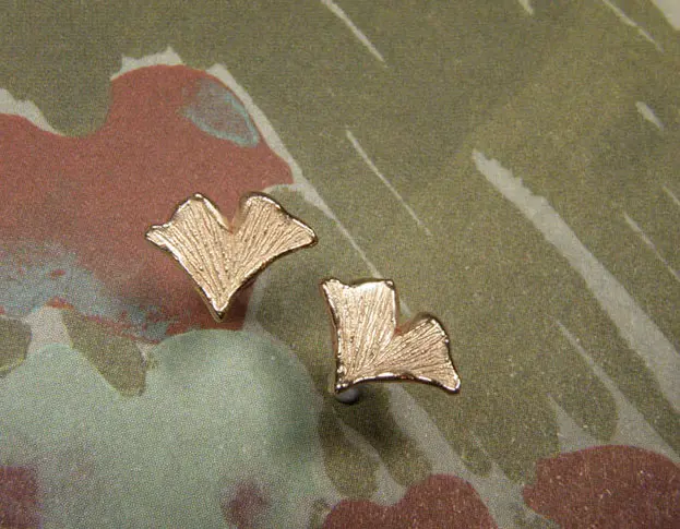 Roodgouden ginkgo blaadjes oorstekers. Rose golden ginkgo leafs earstuds. Oogst goudsmeden Amsterdam.