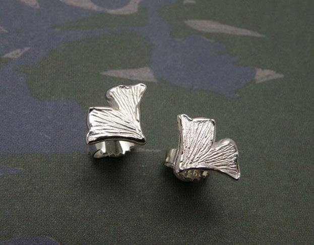 Silver ginkgo leafs earrings. Oogst goldsmith Amsterdam.