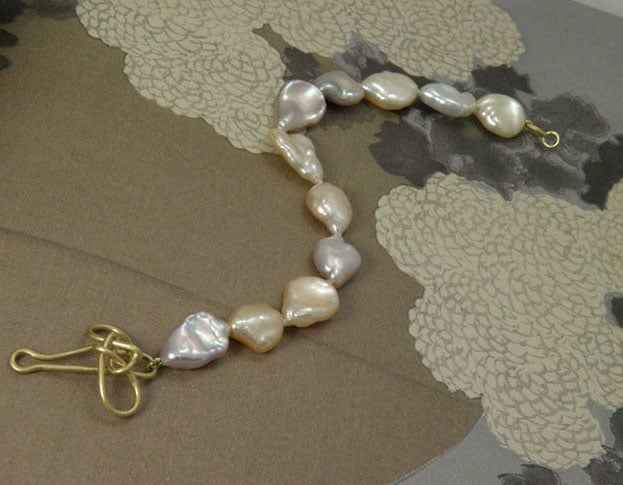 Keshi pearl bracelet with yellow gold knot clasp. Oogst Amsterdam. Blog everything about pearls.