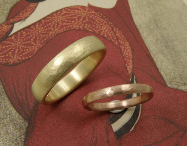 Golden hammered 'Rhythm' wedding rings. In yellow gold and rose gold. Design by Oogst goldsmith Amsterdam.