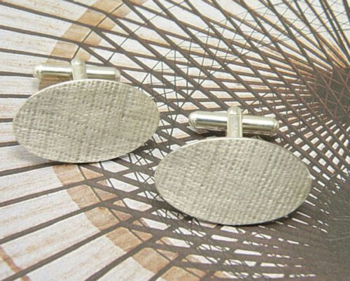 Zilveren ovale manchetknopen met linnenstructuur. Silver oval cufflinks with linnen structure. Uit het Oogst atelier Amsterdam.