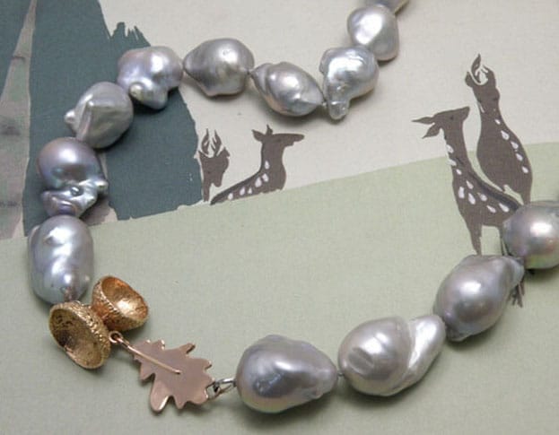 Necklace Oak, rose gold clasp acorn & oak leaf with grey fresh water nucleus Pearls Oogst Amsterdam. 