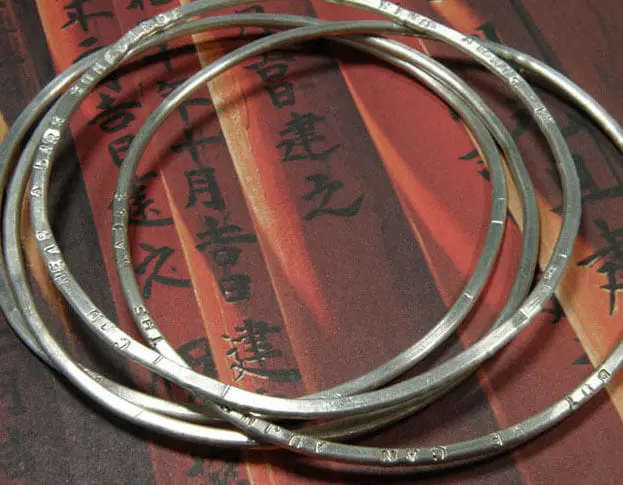 Gehamerde zilveren rinkelarmbanden. Hammered silver bangels. Oogst Amsterdam.