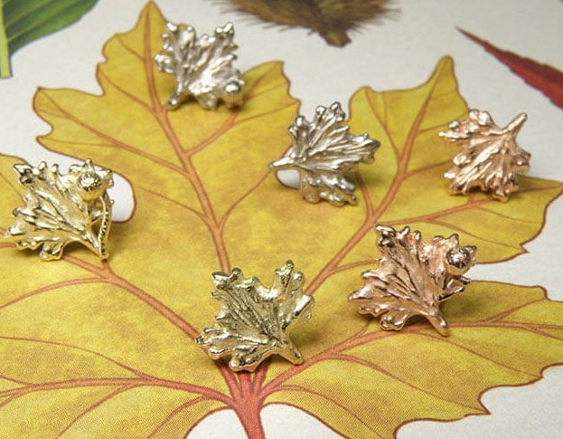 Ear studs 'Sycamore tree' leaves from the Botanical garden collection. Design by Oogst Amsterdam