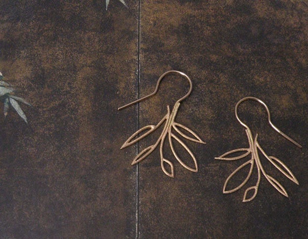 Rose golden Leaves earrings, design by goldsmith Oogst in Amsterdam