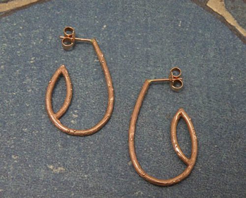 Roodgouden oorsieraden takjes. Rose gold earrings twigs. Uit het Oogst goudsmid atelier. Made in the Oogst goldsmith studio.