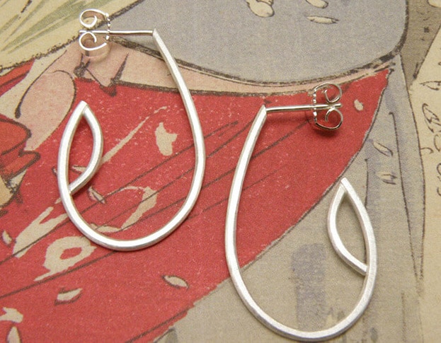 Zilveren druppel oorsieraden met steker. Silver dropshape earrings. Uit het Oogst atelier Amsterdam.