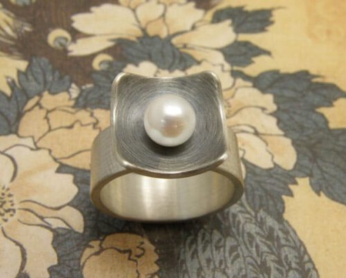 Zilveren ring 'Kom' met akoya parel. Silver ring 'Bowl' with akoya pearl. Oogst goudsmeden Amsterdam.