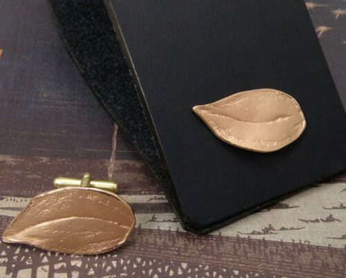 Rose golden leaf shaped cufflinks with yellow golden swiffel bar mechanism. Made at the Oogst goldsmith  studio