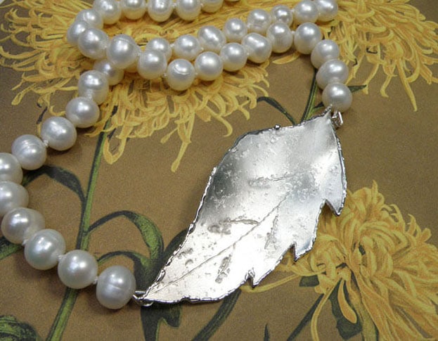 Parel collier met zilveren blad. Pearl necklace with silver leaf clasp. Oogst goudsmid Amsterdam.