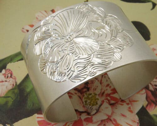 Zilveren klemarmband met bloem handgravure. Silver cuff with hand engraving of a flower. Oogst goudsmeden Amsterdam.