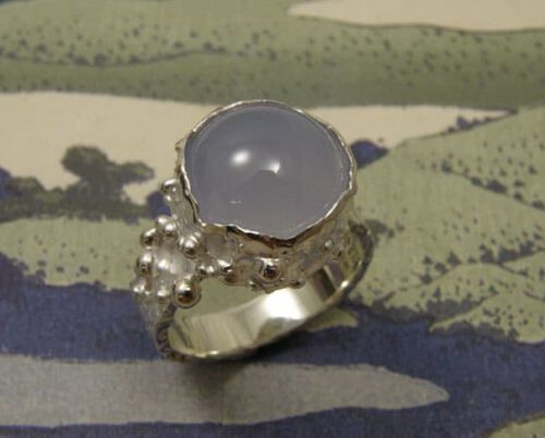 Zilveren ring 'Besjes' met spheres and a chalcedone. Uit het Oogst atelier Amsterdam. bolletjes en een chalcedoon. Silver ring 'Berries' with