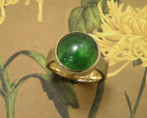 geelgouden ring 'Ritme' met groene toermalijn. Yellow golden ring 'Rhythm' with green tourmaline. Uit het Oogst atelier Amsterdam.