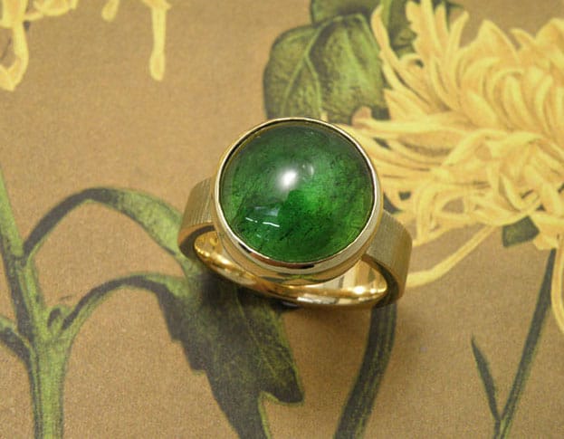 geelgouden ring 'Ritme' met groene toermalijn. Yellow golden ring 'Rhythm' with green tourmaline. Uit het Oogst atelier Amsterdam.