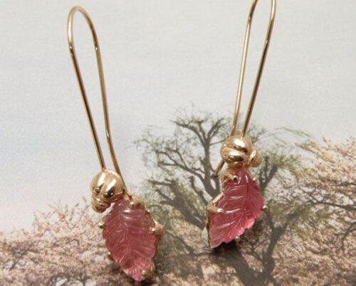 Roodgouden kevertjes met lange krul en gegraveerde roze toermalijn blaadjes. Rose golden bug earrings with pink engraved tourmaline leafs. Uit het Oogst atelier Amsterdam.