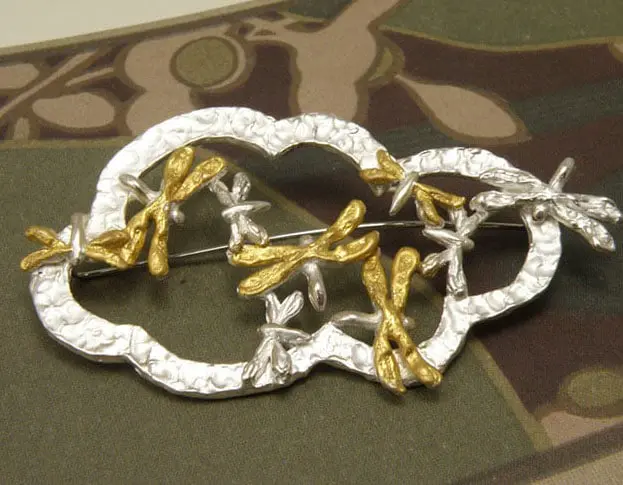 Zilveren libellen speld met bladgoud op hun vleugels. Brooch with silver dragonflies with leaf gold on their wings. Uit het Oogst atelier Amsterdam.