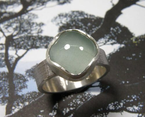 Zilveren ring 'Linnen' met aquamarijn. Silver ring 'Linen' with aquamarine. Oogst goudsmid Amsterdam