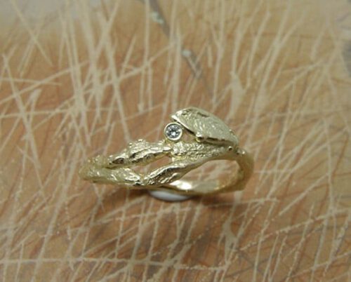Geelgouden Boomgaard ring, takje met blaadje en diamant. Maatwerk uit het Oogst atelier. Yellow gold ring Orchard, twig with leaf and diamond. Custom design made in the Oogst goldsmith studio.