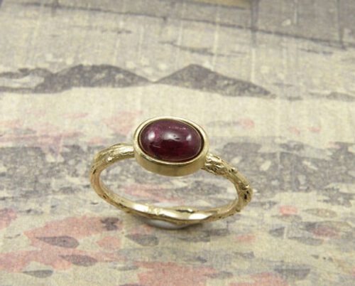 Ring 'Boomgaard' fijne takjesring van eigen goud vervaardigd met eigen robijn. Ring ‘Orchard’ delicate twig ring made of heirloom gold with ruby. Oogst goudsmeden Amsterdam.