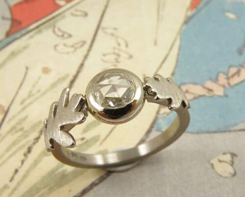 Ring witgouden eikenblaadjes met 0,64 crt roosgeslepen diamant. Design van goudsmid Oogst Amsterdam.
