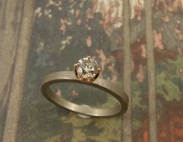 Witgouden ring met diamant in roodgoud zetting. White golden ring with a diamond. Oogst goudsmeden Amsterdam.