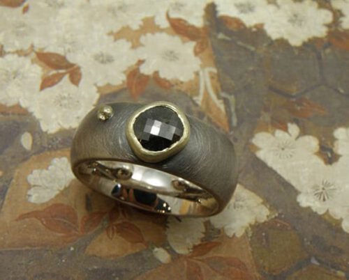 Ring Ton sur Ton, zilver met natural diamant in goud gezet. Ring Ton sur ton, silver with a naturel diamond set in gold. Uit het Oogst goudsmid atelier. Made in the Oogst goldsmith studio.