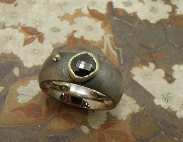 Ring Ton sur Ton, zilver met natural diamant in goud gezet. Ring Ton sur ton, silver with a naturel diamond set in gold. Uit het Oogst goudsmid atelier. Made in the Oogst goldsmith studio.