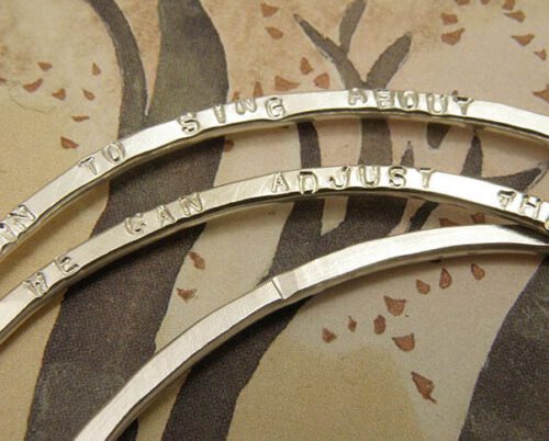Rinkelbanden zilver met gestempelde tekst. Silver banges with stamped texts. Uit het Oogst goudsmid atelier. Made in the Oogst goldsmith studio.