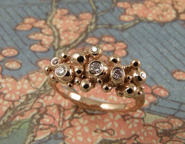 Roodgouden ring Bessen met diamant. Rose gold Berries ring with diamonds. Uit het Oogst goudsmid atelier. Made in the Oogst goldsmith studio.