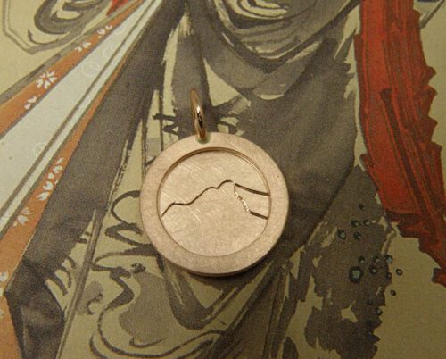 Roodgouden hanger met handgravure Berg. Rose gold pendant with hand engraving Mountain. Oogst Amsterdam. Push present. Baargoud Geboortecadeau