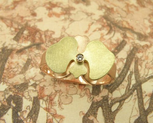 Roodgouden orchidee ring met geelgouden details en diamantje. Rose golden ochid ring with yellow golden details and a diamond. Oogst goudsmeden Amsterdam.