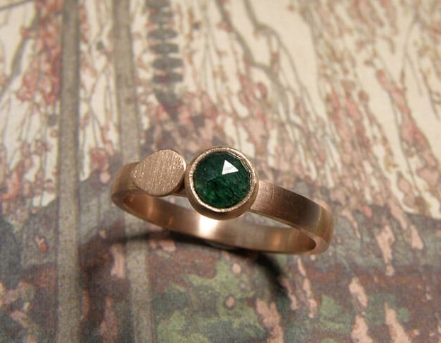 Roodgouden ring met aventurijn. Rose golden ring with aventurine. Uit het Oogst atelier Amsterdam.