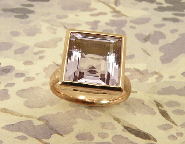 Roodgouden ring met carré geslepen amethyst. Rose golden ring with amethyst. Uit het Oogst atelier Amsterdam.