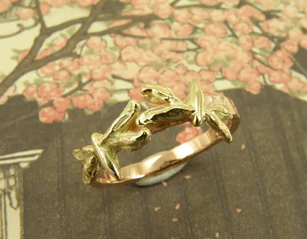 Roodgouden ring 'Insecten' met geelgouden libellen. Oogst goudsmeden Amsterdam.