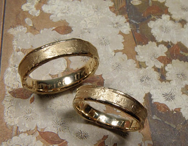Trouwringen 'Erosie'. Roségouden ringen met structuur. Wedding rings 'Erosion'. Rose golden rings with structure. uit het Oogst atelier Amsterdam.
