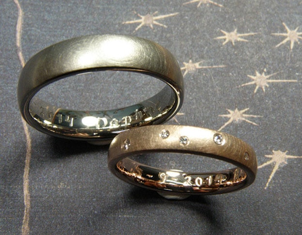 Trouwringen 'Eenvoud'. Roodgouden ring met 5 diamanten speels verdeeld. Witgouden matte ring. Modern klassieke trouwringen uit het Oogst atelier in Amsterdam.