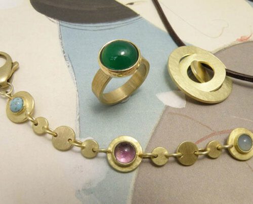 Sieraden set vervaardigd van eigen oud goud en eigen edelstenen. Jewellery made from heirloom gold and own gem stones. Design Oogst Amsterdam
