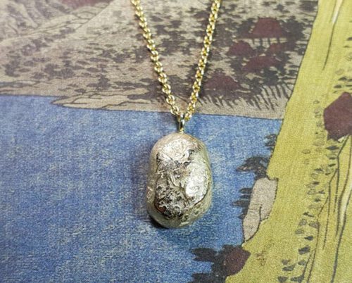 Geelgouden kei hanger. Assieraad. Yellow gold pebble pendant. Commemorative jewel. Oogst goudsmid Amsterdam