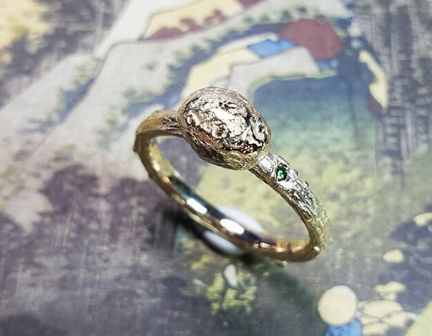 Geelgouden ring Kei. Assieraad. Yellow gold ring with a pebble and a green diamond. Oogst goudsmid Amsterdam