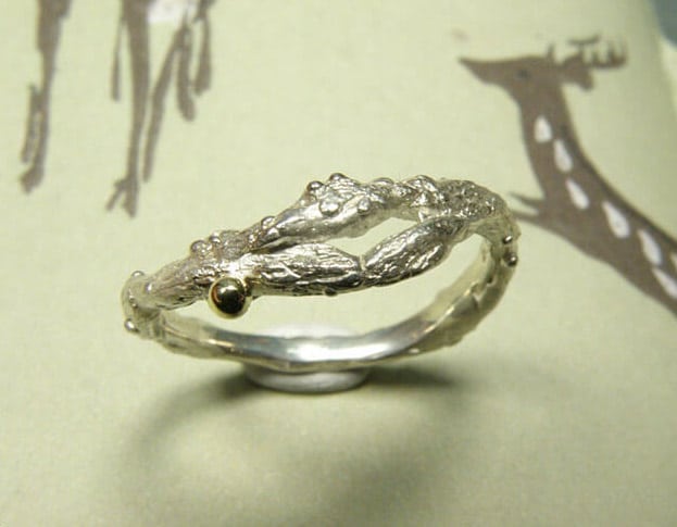 Zilveren ring 'Boomgaard' met twijgje. Silver ring 'Orchard' with twig. Uit het Oogst atelier Amsterdam.